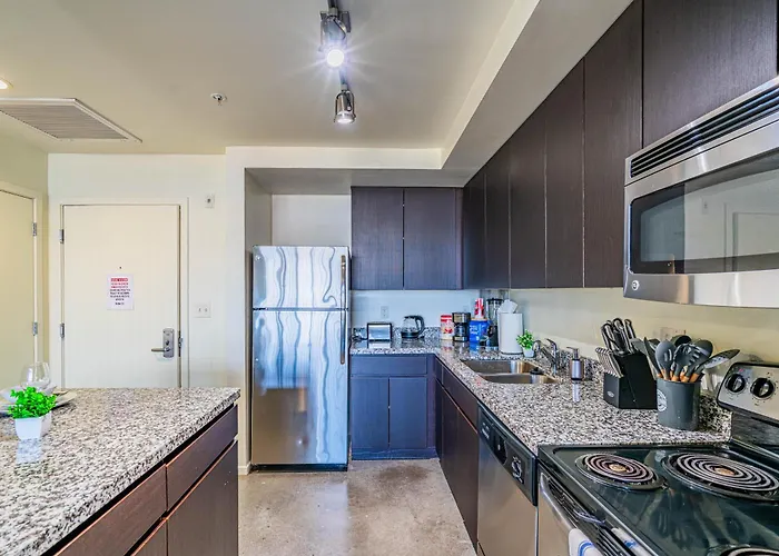 Beautiful 1bd - Downtown -gym, Pool, Parking * Phoenix