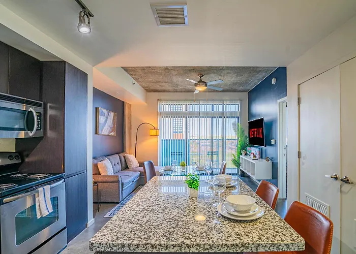 Beautiful 1bd - Downtown -gym, Pool, Parking Apartment