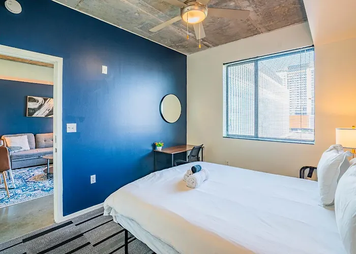 Beautiful 1bd - Downtown -gym, Pool, Parking *